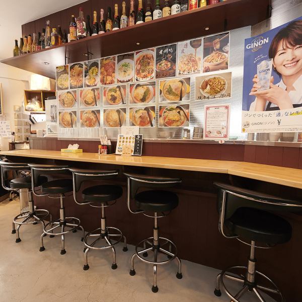 【用途を選ばないお店！】カウンター席の他、各種テーブル席をご用意しているので、様々なシーンでご利用いただけるお店です◎白を基調とした清潔感のある店内は、広々としていてゆったりできる落ち着いた雰囲気です。