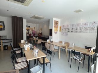 【テーブル席】ゆったりとしたテーブル席はご友人や同僚、ご家族とゆったりとおしゃべりを楽しむことのできるお席です。