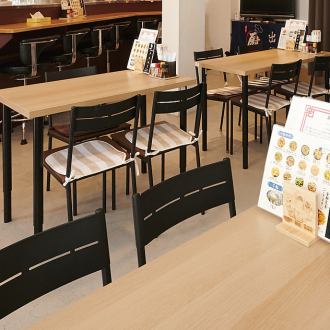 【テーブル席】4名様テーブルをデートなどで2名様でのご利用も可能です！よりゆったりとしたお席で中国の香辛料の効いたお料理とお酒をお楽しみいただけます♪