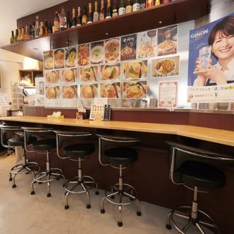 【カウンター席】テーブル席でももちろん、カウンター席でも会社帰りのサク飲みにご利用いただけます！お酒との相性抜群のお料理を多数ご用意しております。