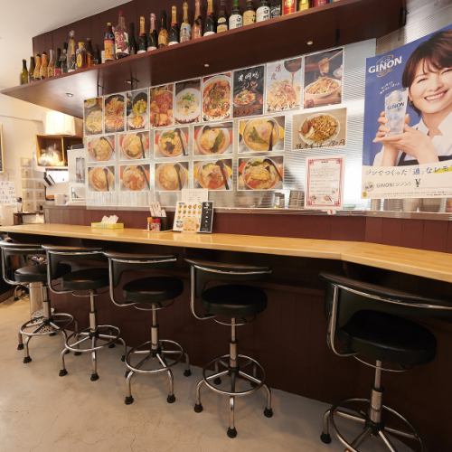 【カウンター席】テーブル席でももちろん、カウンター席でも会社帰りのサク飲みにご利用いただけます！お酒との相性抜群のお料理を多数ご用意しております。