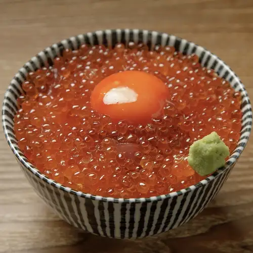 【顧客評價中排名第一，堪稱點睛之筆】奢華的溢粒米飯，佐以北海道鮭魚籽！透過與生產商簽訂年度合同，確保了最佳口感。