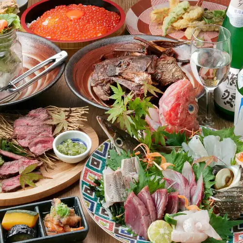 【宴會滿意度排名第一】5000日元起，即可享用8道菜式和2小時無限暢飲！品嚐我們備受讚譽的熟成魚和當地清酒。