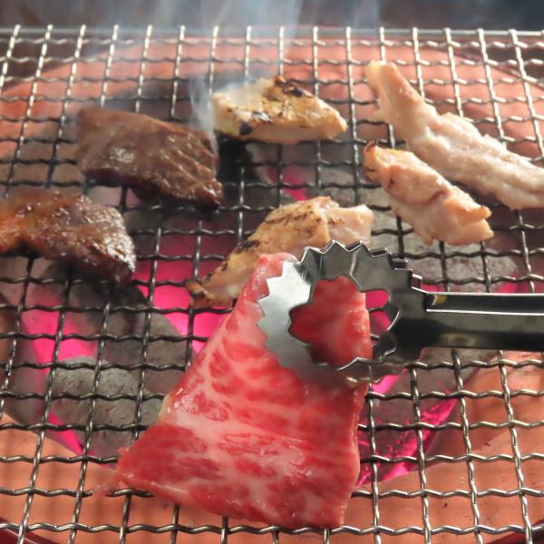 こだわりのお肉をリーズナブルに。名物「塩ホルモン」は440円！