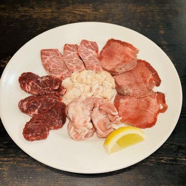 味に自信があるからできる化学調味料無添加。名物「塩ホルモン」を含んだ”七厘人気セット”！