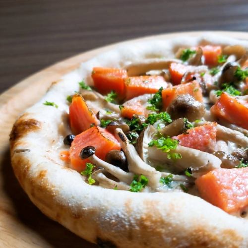 Gorgonzola pizza with salmon and mushrooms