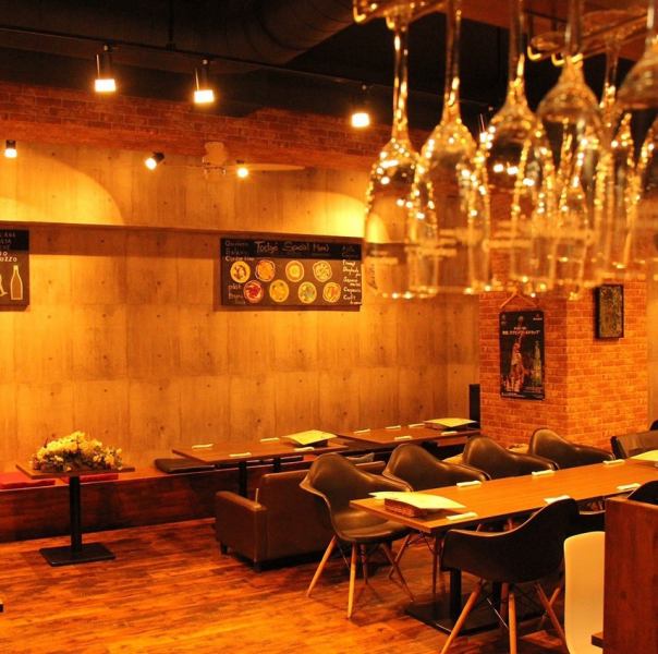 [b◎] The Brooklyn-style interior is made of wood and brick! Perfect for a date or a place to relax with friends! One of our attractions is that you can rent out the entire floor for large parties such as birthday parties, wedding after-parties, and company banquets. ◎ Projector, etc. Full of facilities♪ [Hakata Bar Private Banquet After Party All-you-can-drink Girls' Party Birthday Surprise Raw Ham Alumni Party Projector]