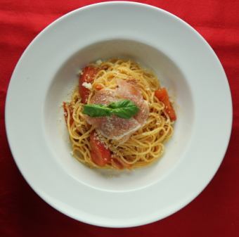 Raw ham and fresh tomato pasta