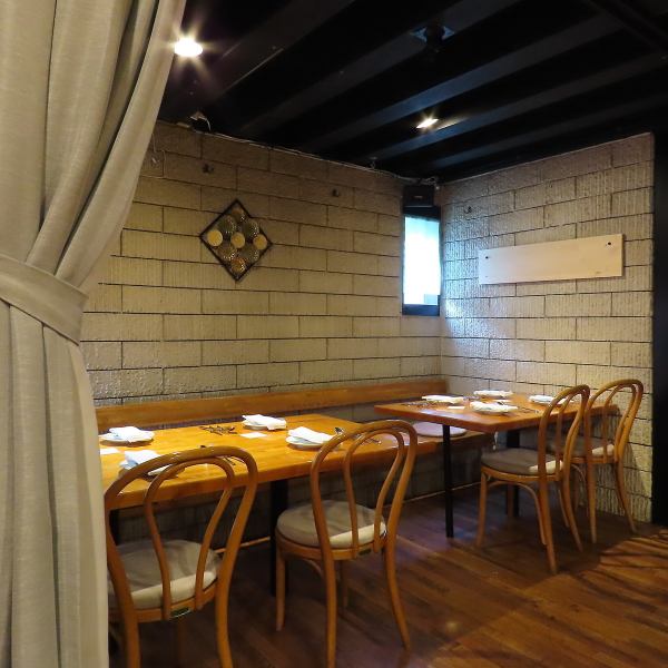 In the semi-private room, there are 2 tables for 4 people in a spacious space.You can enjoy your meal without worrying about being seen by other customers thanks to the curtains that block your surroundings.Please spend a relaxing and important time with friends and family, dining together, special celebrations and anniversaries.