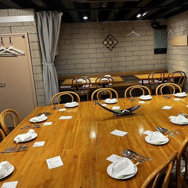 我們提供多種座位選擇，讓您享受舒適的空間。適合約會或單獨用餐時，建議使用大桌座位。開放式四人餐桌非常適合在溫馨的氛圍中用餐。有兩張四人半私人餐桌，可用於私人用餐。