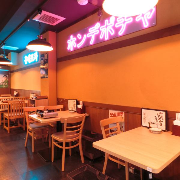 [韩国餐厅弘大Pocha Tamachi店] 餐厅内，我们一边享受着最新的K-POP音乐，一边提供美味的韩国料理。餐厅的内部充满了韩国大排档的氛围，因此您可以在餐厅里一起享用美味佳肴。约会或与朋友一起。您可以度过美好的用餐时光♪（韩国料理/三田/田町/无限量吃/无限量喝/五花肉/午餐/午餐）