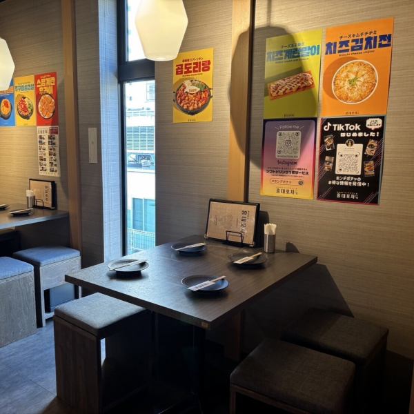 【韓国料理　ホンデポチャ田町店】店内では最新K-POPを楽しみながら美味しい韓国料理をご用意♪店内は韓国の屋台にいるような雰囲気で、デートや友人との食事にもみんなで楽しみながら、美味しい料理を食べて素敵な時間をお過ごし頂けます♪(韓国料理/三田/田町/食べ放題/飲み放題/サムギョプサル/ランチ/昼飲み)