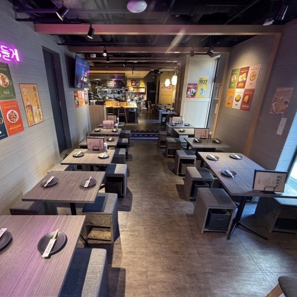 【韓国料理　ホンデポチャ田町店】店内は落ち着いた雰囲気で、小さいお子様連れのご家族の方でも安心して来店する事ができます！デートや友人との食事にもみんなで楽しみながら、オシャレな店内で美味しい料理を食べて素敵な時間をお過ごし頂けます♪(韓国料理/三田/田町/食べ放題/飲み放題/サムギョプサル/ランチ/昼飲み)