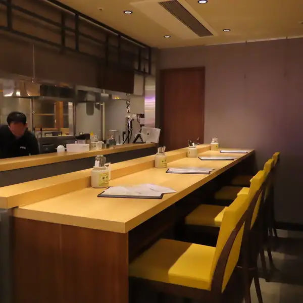 ライブ感溢れるオープンキッチンを見渡せるカウンター席。お一人様でもゆったりとお過ごしいただけます。