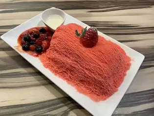 Korean shaved ice "Ito Bingsu" (strawberry)