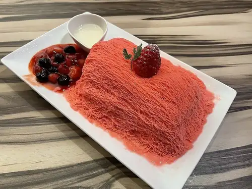 Korean shaved ice "Ito Bingsu" (strawberry)