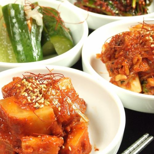 Various kimchi separately [Chinese cabbage, radish, cucumber, yam]