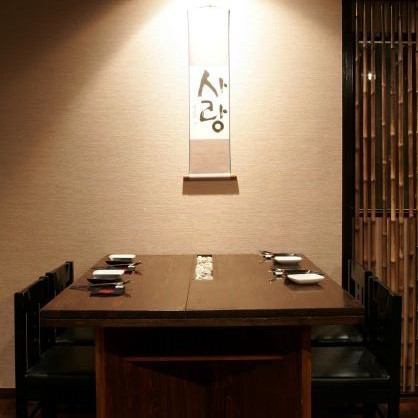 [Relaxing adult time] We have a stylish small counter, a tatami room for digging, spacious table seats, and seats for each gathering.How to bake chijimi, etc ... The friendly staff will teach you how to eat deliciously ♪ Adult counter dates are also recommended ☆
