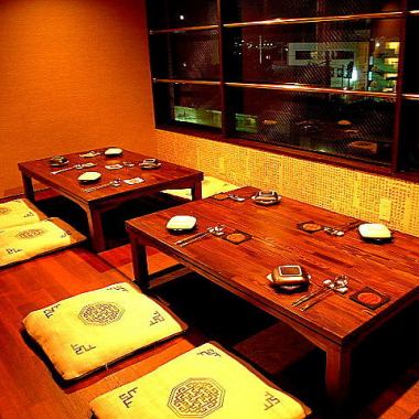 【落ち着きの半個室】掘りごたつ式のお座敷でゆったりご宴会も人気です。お席の指定はお受けできないですがリクエストを伺い優先的にご案内可能です。