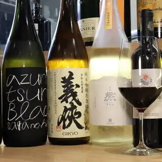 季節や気温に合わせた日本酒をご提供。ソムリエの資格を持つ店主がピッタリのお酒を提案します