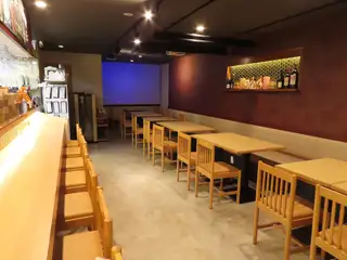 大人数での貸切利用に対応した、一体感のある空間です。店内には大型プロジェクターを完備しており、会社宴会や歓送迎会、懇親会、結婚式二次会など様々なシーンで大活躍します。落ち着いた雰囲気の中で、皆様で記憶に残る特別な時間をお過ごしください◎
