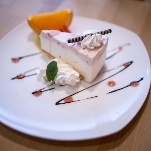 自家製イチゴレアチーズケーキ