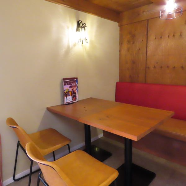 暖色のある店内となりますので女子会・ママ友・友人とのお食事など様々なシーンにてご利用頂けます。ご宴会などにも対応しておりますので事前に人数とご予算のご相談をお待ちしております。人気のお席は埋まる可能性が高いため是非お早目のご予約をお願い致します。
