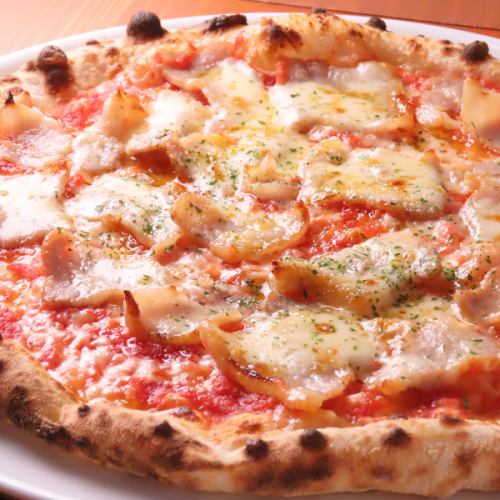 温泉街に佇むイタリアン、薪窯で焼いた本格ピッツァ
