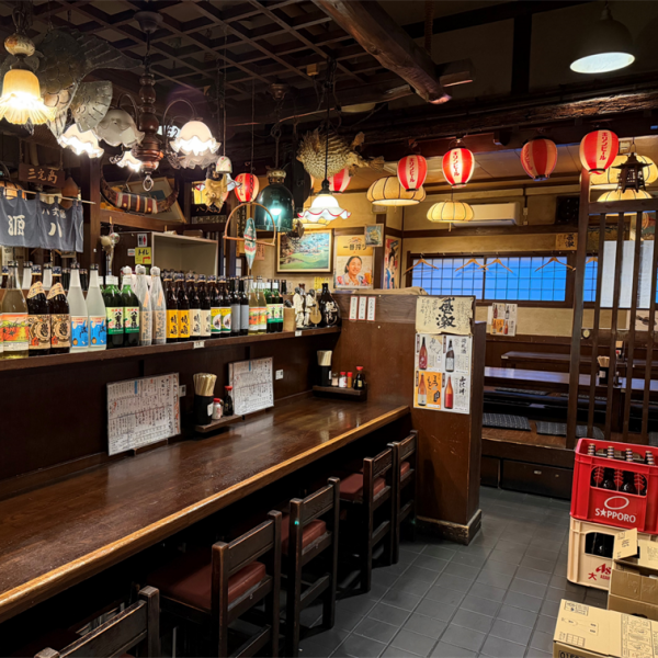 小岩駅徒歩3分、創業40年の歴史を刻む当店は、昭和の温かみ溢れる空間が自慢です。特等席のカウンターでは、その日に仕入れた鮮度抜群の魚を目の前で眺めることができ、おひとり様でも至福のひと時を過ごせます。古き良き時代の面影に浸りながら、職人の手仕事と自慢の美酒をゆったりとお楽しみください。