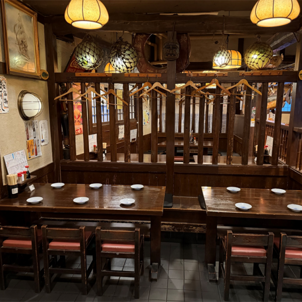 全80席の広々とした店内には、昭和レトロな空気が漂います。少人数での日常使いに最適なテーブル席はブロックごとに分かれており、各エリアには「離島の名前」が記されているという遊び心も。親しい仲間と肩を寄せ合い、懐かしの空間で会話を弾ませながら、多彩な一品料理を囲む賑やかな時間をお過ごしください。