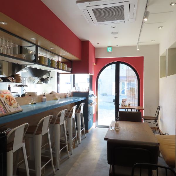 お一人様でもご来店頂きやすいよう、カウンター席もご用意しております。温かみと落ち着きのある空間でお仕事帰りの軽く一杯、お食事のご利用にもぜひご利用くださいませ。美味しいお料理と美味しいお酒をご用意してお待ちしております♪