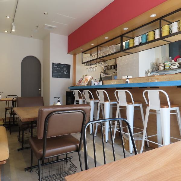 都会の喧騒や、忙しさを忘れさせてくれる空間をご用意しております。記念日やデート、2軒目やサクッと飲むときなど様々なシーンでご利用ください。お食事でのご利用もお待ちしております。当店では食事とともにゆったりとした時間を過ごすことのできる空間をご用意しております!