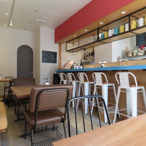 お洒落な店内で食事を