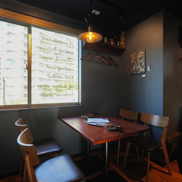 木の温もりを感じるテーブル席は、大切な人とワイワイ楽しむ食事にぴったり。溶岩石で香ばしく焼き上げたお肉や、どこか懐かしい欧風家庭料理を囲みながら、湘南らしい“日々の暮らしを楽しむ時間”をどうぞ。日本酒・ワイン・ビールも充実しています。「また来たい」と思っていただけるよう、一皿ずつ丁寧にご用意します。