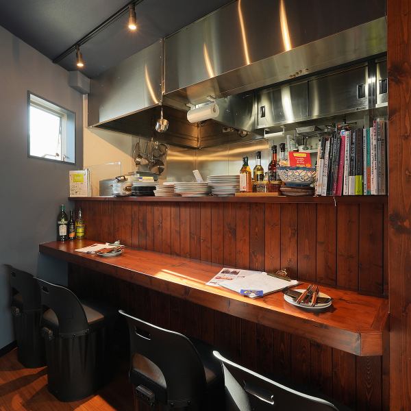 カウンター席は、お一人様でも気軽に立ち寄れる距離感が魅力。目の前で仕上がる料理を眺めながら、ビールや焼酎を片手に、自分のペースでゆっくり過ごせます。軽くつまみたい時も、しっかり食べたい時も歓迎。調理からサービスまで一人で営む小さなビストロだからこそ、温かみのある“いつもの一杯”をご提供します。