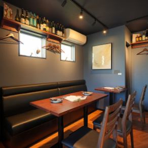【2名様用テーブル席】（写真右奥）