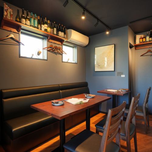 【2名様用テーブル席】（写真右奥）