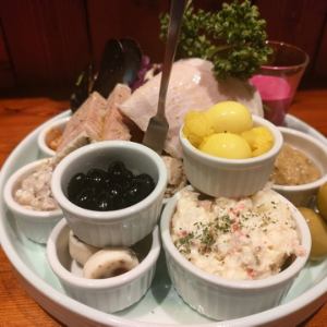 お得な おまかせ前菜 盛り合わせ (パン付き)