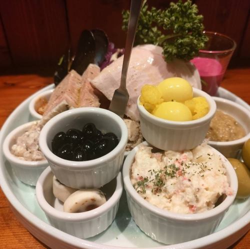 お得な おまかせ前菜 盛り合わせ (パン付き)