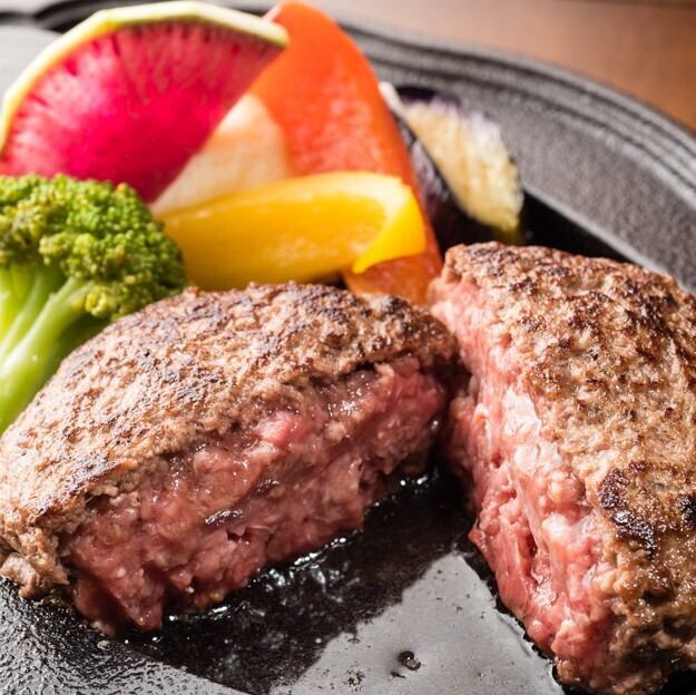 提供多种肉类菜肴，包括函馆牛腩、三分熟汉堡牛排和豪华烤米泽猪肉。