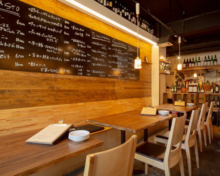 The clean wooden table is perfect for girls-only gatherings, dates and banquets.Enjoy authentic Italian at a reasonable price in a space where you can spend time without worrying about time ♪