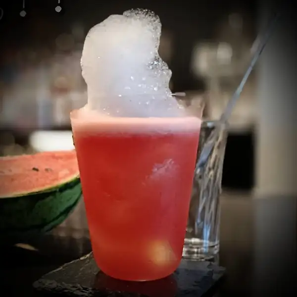 用当季新鲜水果调制的鲜果鸡尾酒 / 1100日元（含税）~