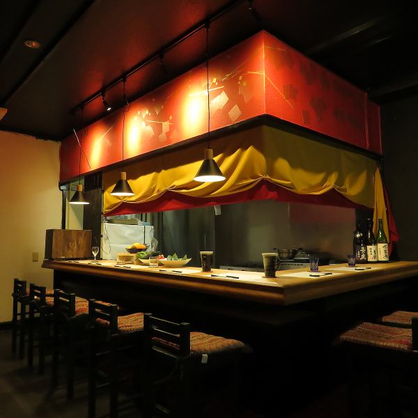 にぎやかで活気あふれる店内は笑顔が絶えず、楽しい時間をお約束します。飲み放題プランも充実し、思う存分お酒を楽しめます。昼飲みも大歓迎！