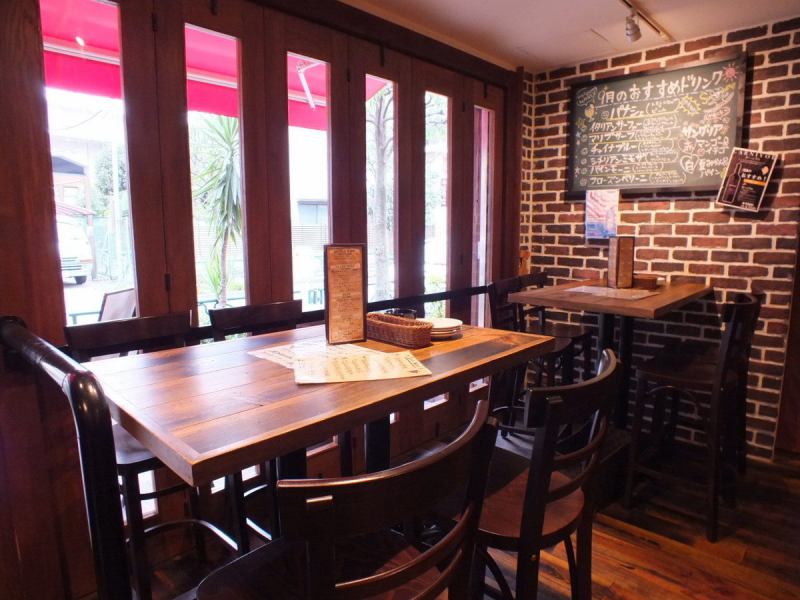 We also have stylish window side seats and counter seats ♪ Please feel free to visit our couple and one person ♪ Enjoy the relaxing time in the quiet restaurant after the last train.