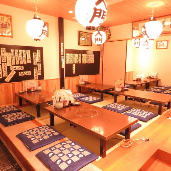 店內洋溢著江戶時代的氣息，裝飾著優雅的燈籠和相撲選手的照片。