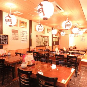 There are 6 table seats for 4 people.Edo-style atmosphere with a lantern with a taste, a big rake and a photo of sumo.A homely customer service and excellent comfort.