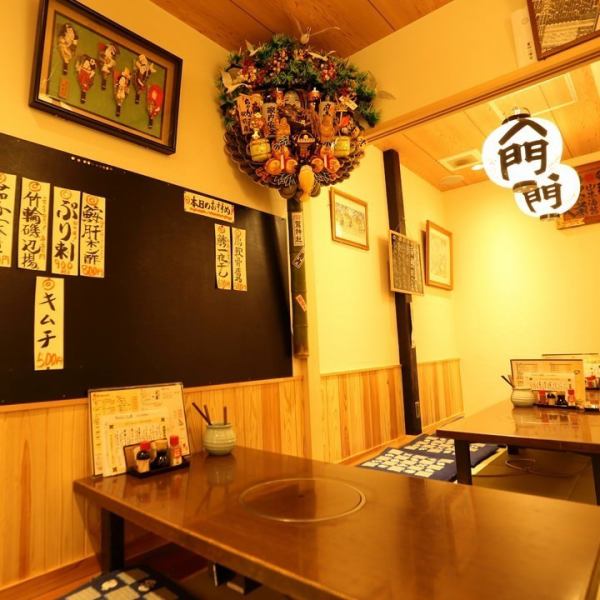 風情のある提灯、相撲の写真を飾った江戸情緒溢れる店内です。座敷は40席、テーブル席は30席ご用意しております。