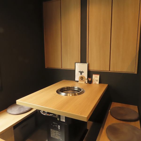 【プライベート感のある席構成】テーブルごとに仕切りがあり、周囲を気にせず食事を楽しめる造り。少人数での食事会やカップル利用に最適な落ち着いた空間です。やわらかな照明が照らす中、香ばしい焼肉の香りに包まれながら、くつろぎの時間を過ごせます。