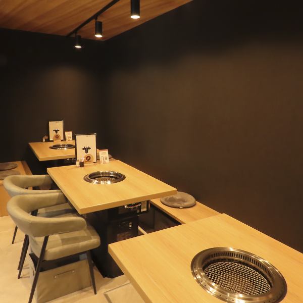 【清潔感と温かみのある雰囲気】明るすぎず暗すぎない照明が心地よい店内は、清潔感がありながら温かみのある空間。木製テーブルや椅子が並び、自然光が差し込む窓際席も人気。居心地の良さを大切にした店づくりで、ゆったりとした時間が流れます。