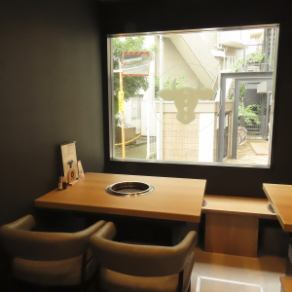 【テーブル4名席】ご友人やご家族とのお食事に最適な広々とした席。